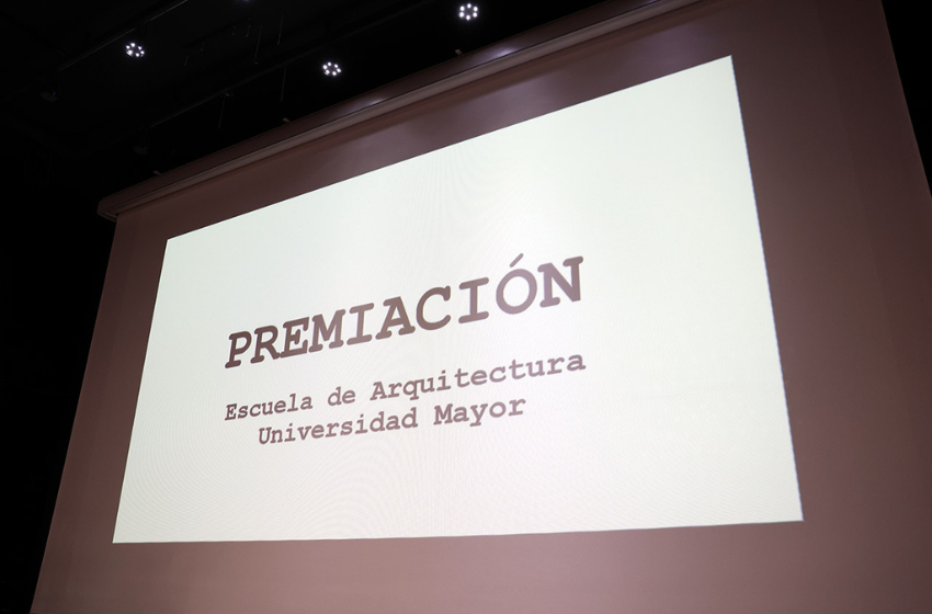 Escuela de Arquitectura premió a 97 estudiantes de la sede Santiago