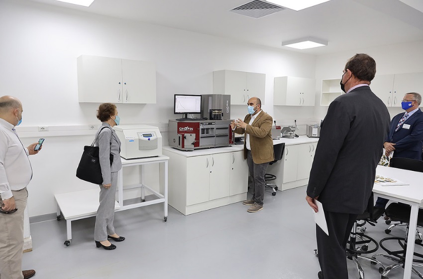 Inauguración del laboratorio en la Escuela de Agronomía.