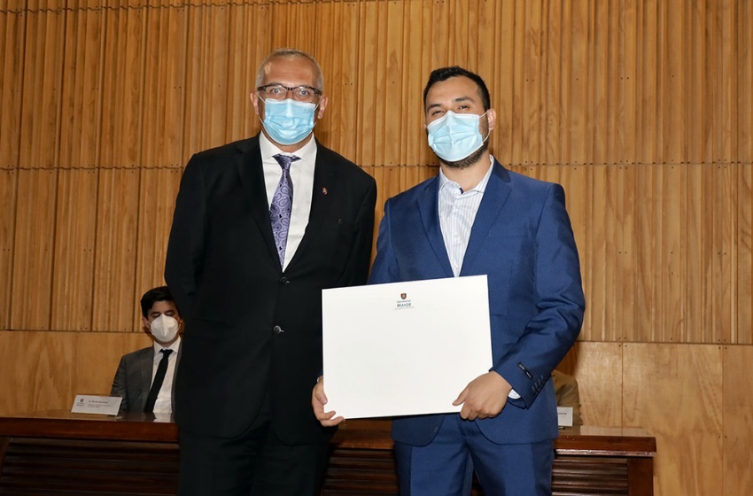  El rector de la U. Mayor, Patricio Manque, haciendo entrega de los diplomas.