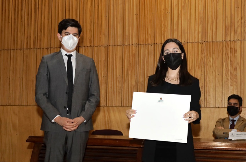 El vicerrector académico subrogante, Nicolás Ocaranza, haciendo entrega de diplomas a los estudiantes destacados. 