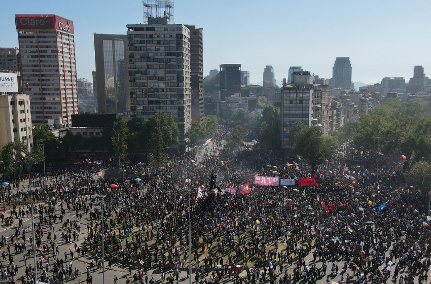 Enojo y entusiasmo: las emociones que más intensamente sintieron en Chile desde el estallido social