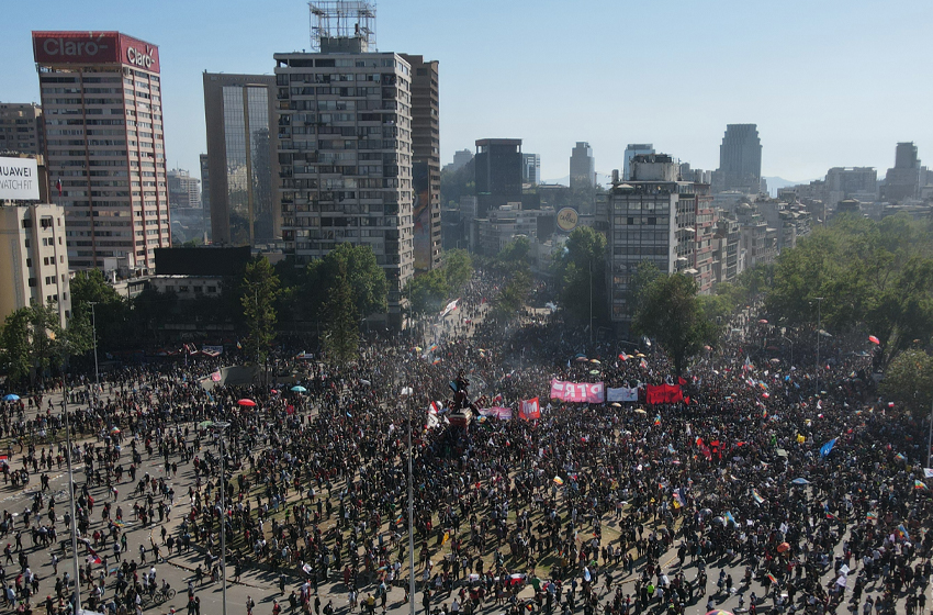 Enojo y entusiasmo: las emociones que más intensamente sintieron en Chile desde el estallido social