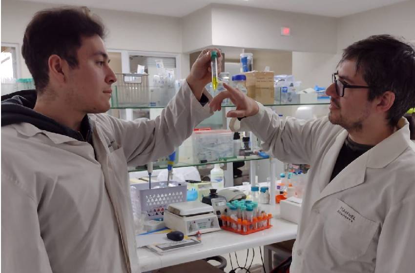 El estudiante de Biotecnología, Matías Quinteros y el académico Manuel Ahumada, director del Centro de Nanotecnología Aplicada.