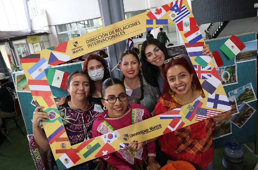Más de 100 estudiantes de Chile y el mundo participaron de la Feria de Intercambio Estudiantil