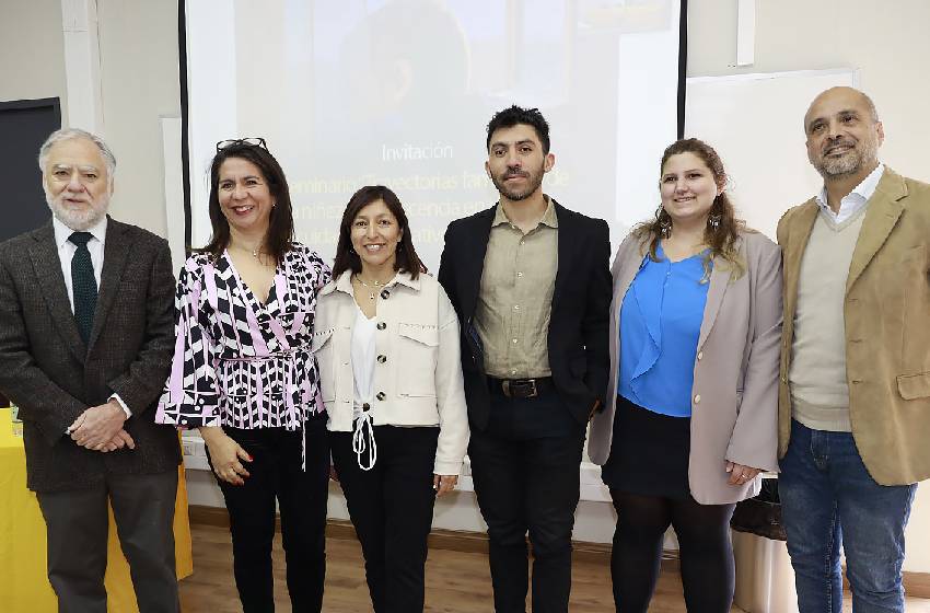 De iz. a der: José Pedro Silva, presidente Fundación Ciudad del Niño; Alicia Cruzat, académica de la Escuela de Psicología; Carolina Cortés, trabajadora social Fundación Ciudad del Niño; Ximena Riesco, psicóloga Fundación Ciudad del Niño, Pablo Segovia-Lagos, académico Escuela de Psicología y Edmundo Campusano, director de la Escuela de Psicología.