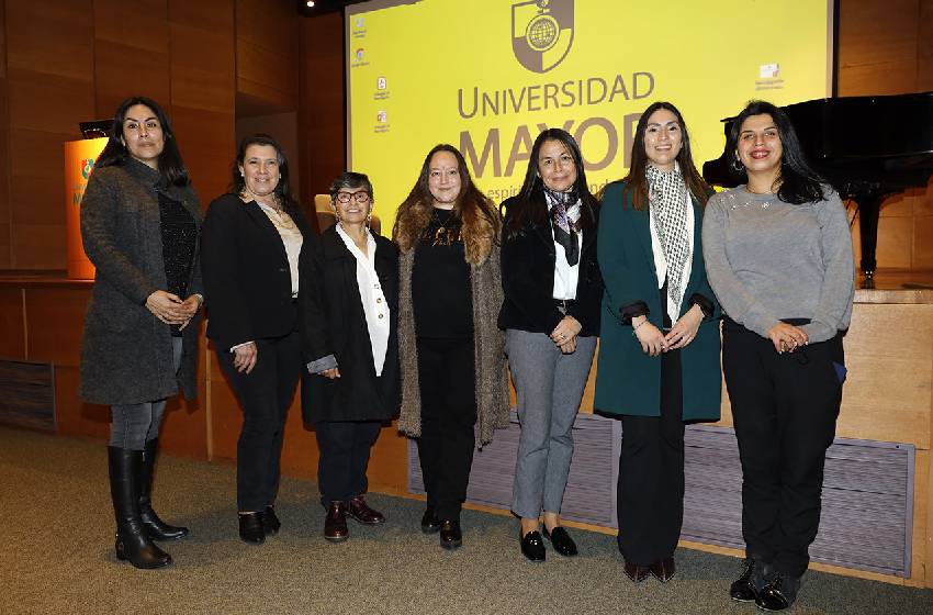 De izq. a der.: Dra. Lorena Vásquez, académica; María Patricia Astaburuaga, directora de Pedagogía en Educación Parvularia y Básica; María Gloria Aguilar Plaza, Tutora Fundación Choshuenco; las expositoras Cristina Achavar y Paula Yakuba; Carla Rodríguez, académica e investigadora y Tatiana Tatter, directora docente.
