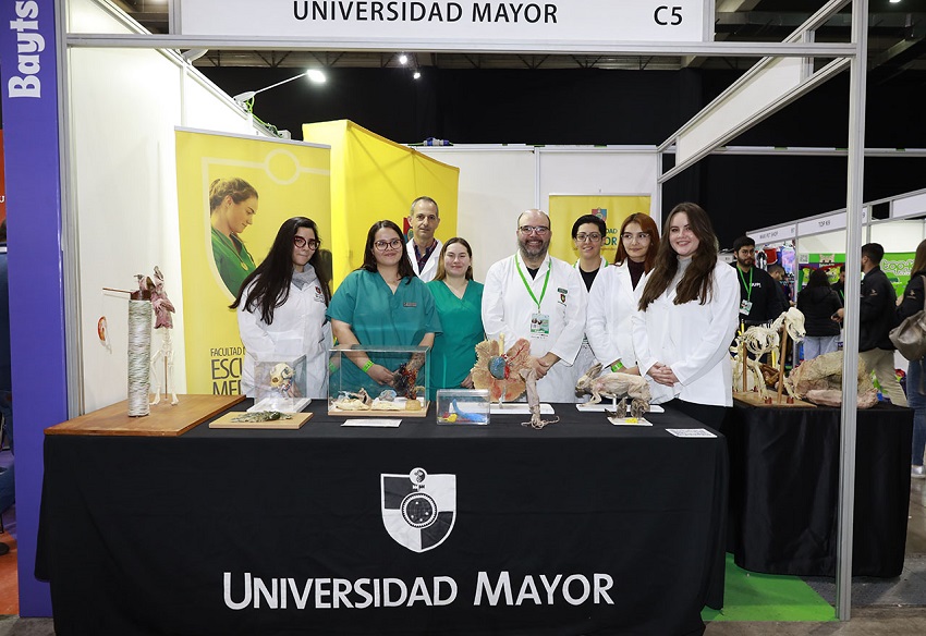 Veterinarios U. Mayor participaron en la Expo Mascotas con stand y muestra de adiestramiento canino