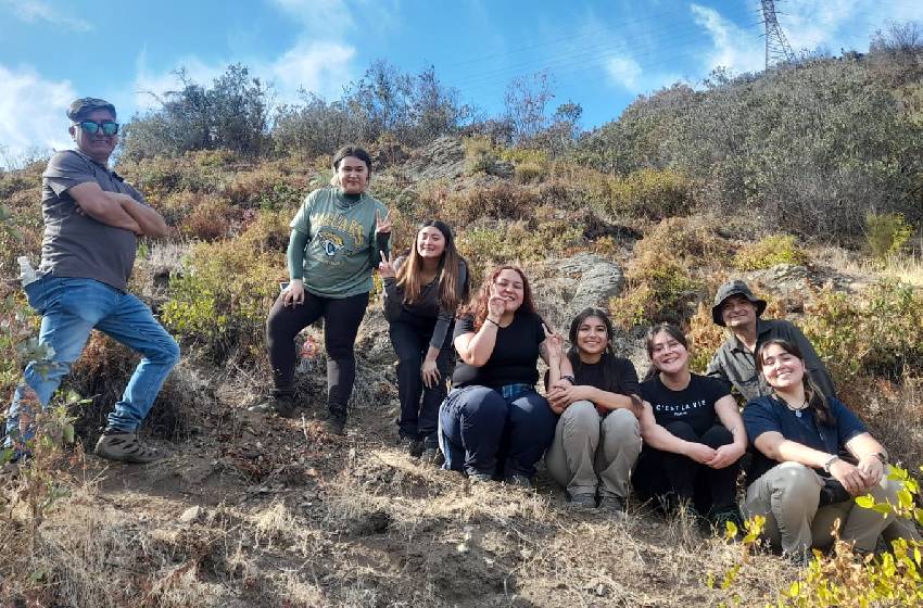 De iz a der: Claudio Bermúdez (ing. forestal ONG Avanzada Ambiental); María Paz Ostoij, encargada de estatutos Conecifm; Javiera Espinoza, RR.SS. Conecifm; Helen Ruiz, secretaria Conecifm; Tiare Zamorano; Lenka Shokiche, tesorera Conecifm; Gabriela Riquelme, presidenta Conecifm y Cristián Acevedo, presidente ONG Avanzada Ambiental.