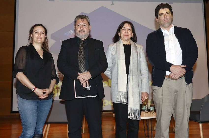 De iz. a der.: Doctores Rachel Théodore, Alfredo Joignant, Pamela Figueroa y Daniel Mansuy.