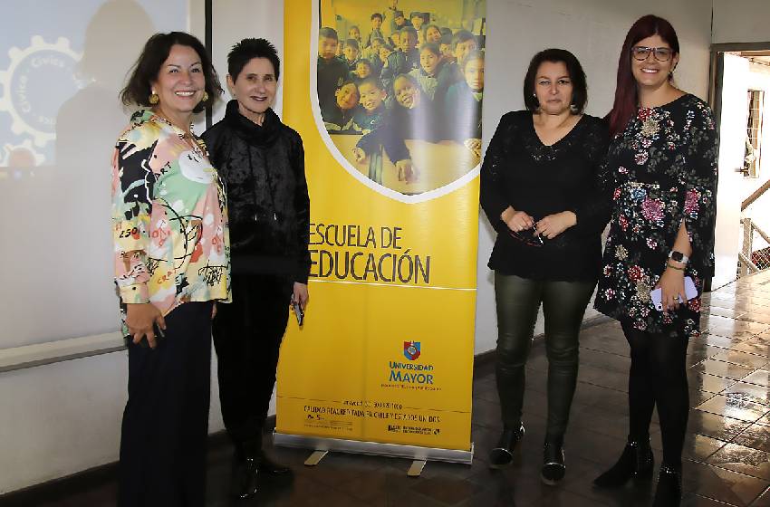 De iz a der: Paulina Núñez, directora ejecutiva de la certificación del Programa Pre-Textos; Doris Sommer, creadora del Método Pretextos; Sixtina Navarrete, directora del Colegio Saint Francis y Bibiana Rendón, directora de la Escuela de Educación U. Mayor.