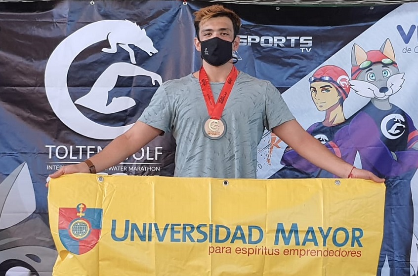 Estudiante U. Mayor ganó el Toltén Wolf International: la competencia de natación de mayor distancia en Chile 