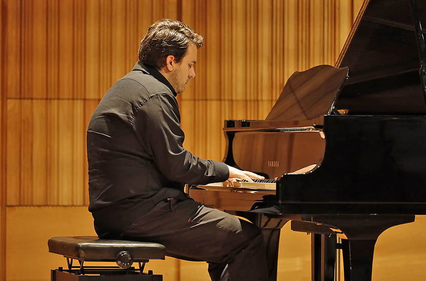 Tomas Puga, estudiante de Piano abriendo el primer concierto de la Temporada 2022