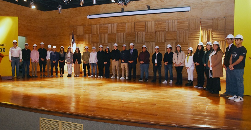 Estudiantes de Ingeniería en Construcción participaron de tradicional ceremonia de distinción académica e investidura