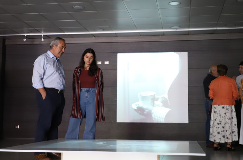 Universidad Mayor presenta muestra fotográfica que visibiliza el cuidado de personas con Alzheimer