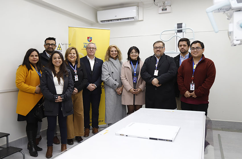 Universidad Mayor entregó equipamiento clínico a Hospital de Gorbea